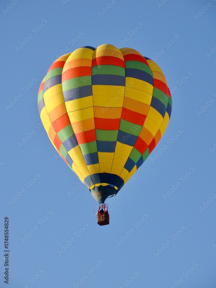 Fototapeta premium hot air balloon in flight blue sky