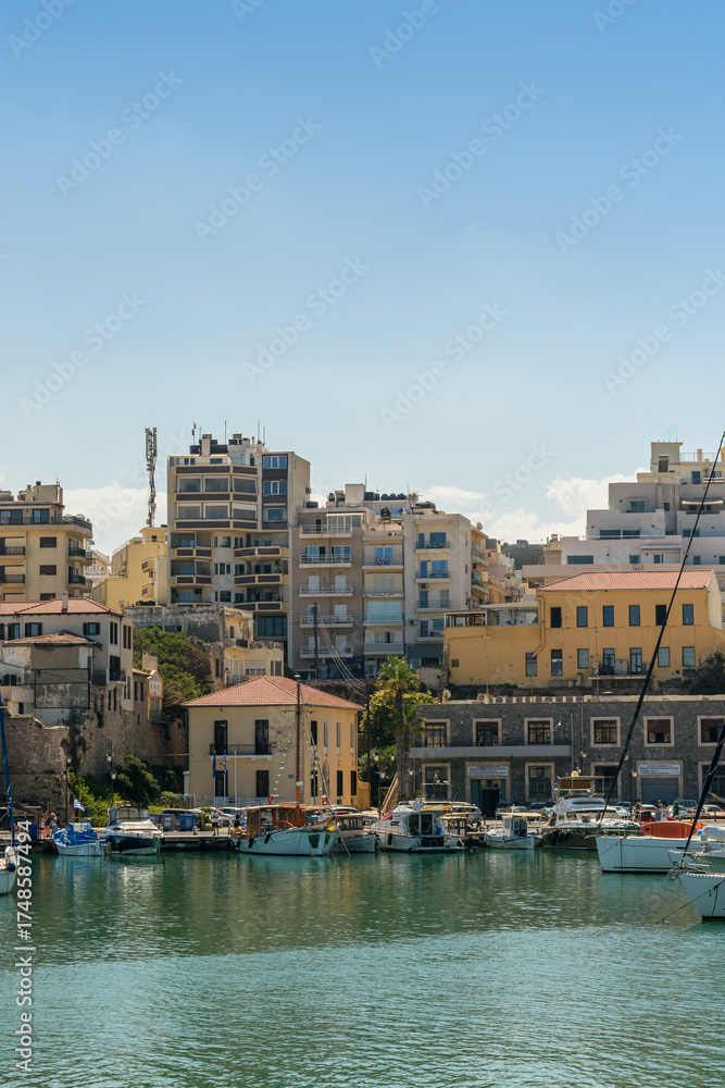 Obraz premium Puerto de Heraklion en la isla griega de Creta. Viajes y turismo