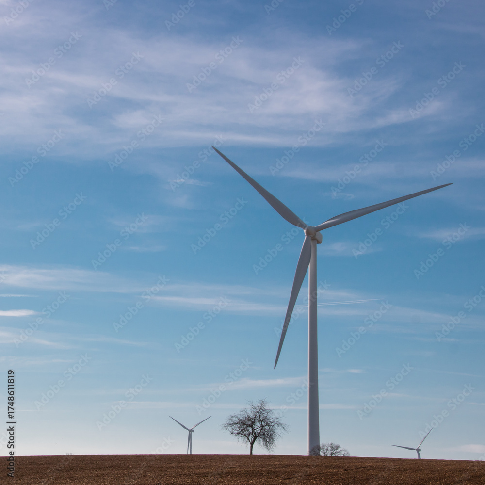 Fototapeta premium éoliennes dans un vaste champ en bourgogne, l'énergie renouvelable de demain, production d'électricité