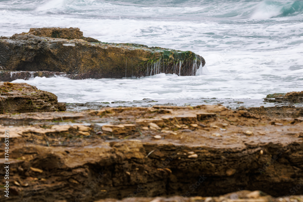 Obraz premium Paisaje marítimo de rocas y mar mediterráneo embravecido, Alicante, España