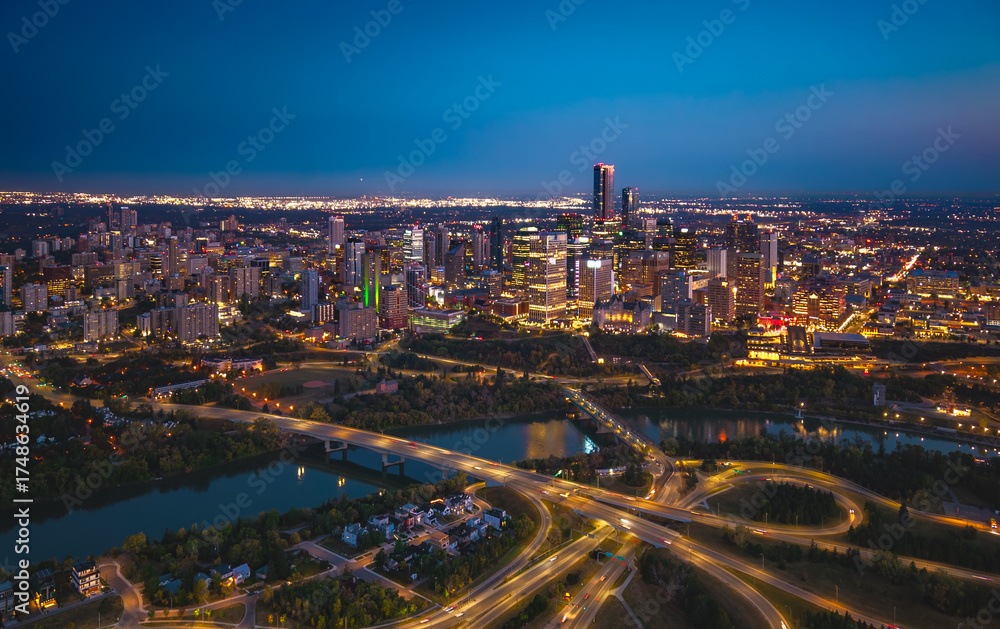 Obraz premium Aerial night view of Edmonton skyline and highway interchange