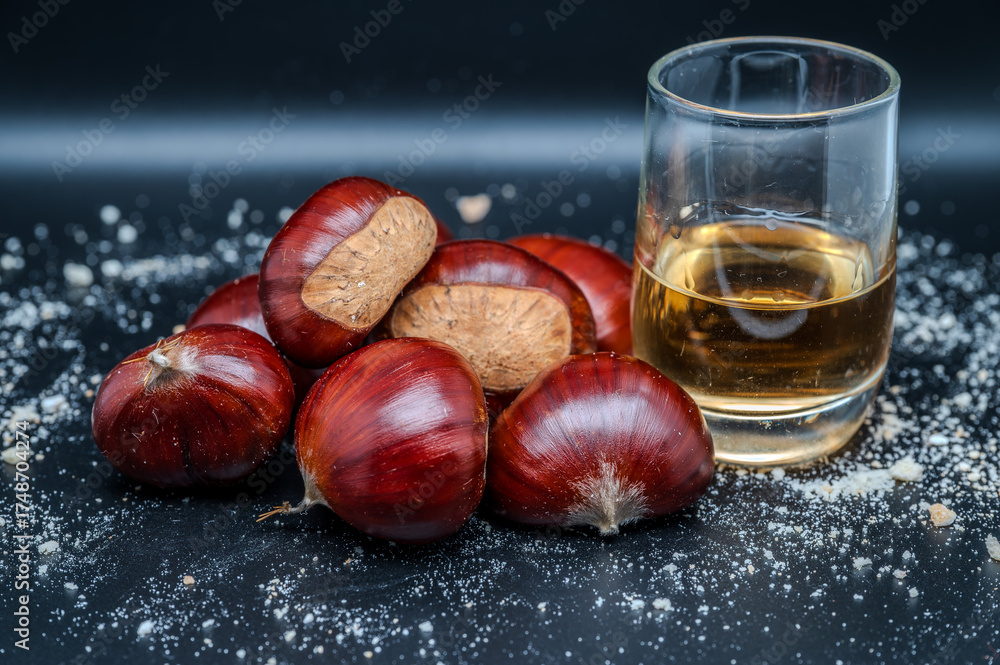 Obraz premium A composition of a typically autumnal fruit, such as the chestnut, which enhances its beauty and details.