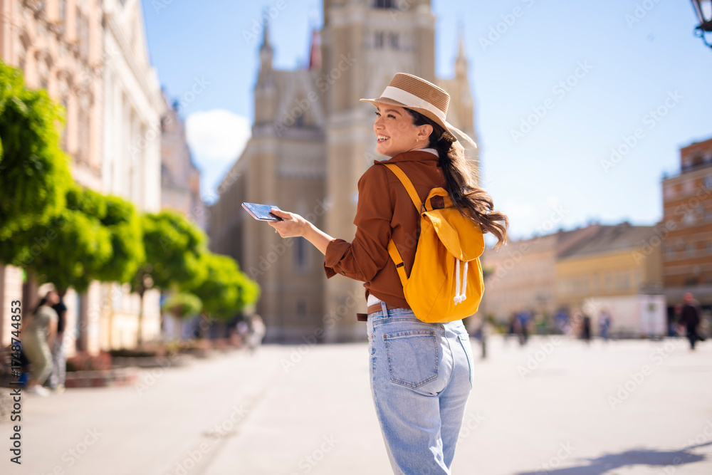 Ταπετσαρία Young woman tourist exploring city with smartphone