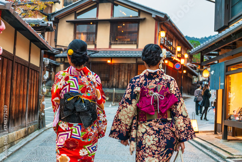 Quadro su tela Two japanese women in motion walking into Gion district of Kyoto