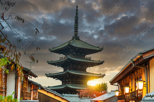 Wallpaper Mural Hōkan-ji Temple (Yasaka Pagoda) at sunrise on Gion street in Kyoto. Japan Torontodigital.ca