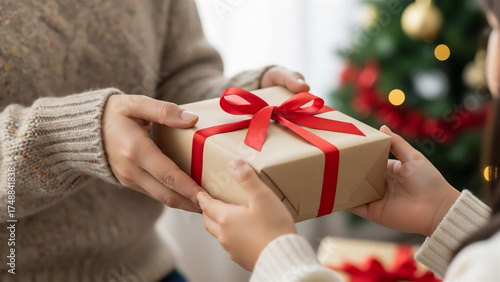 クリスマスプレゼントをもらう女の子