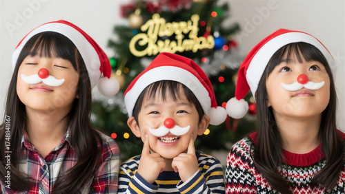 クリスマスを楽しむ子供たち