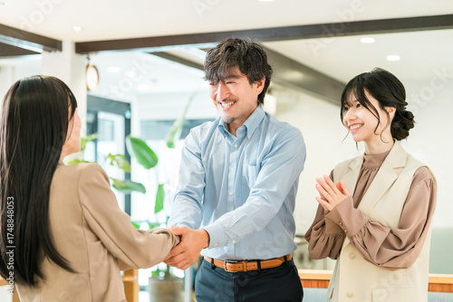Bilde på lerret Businessmen shaking hands to greet, introduce themselves and conclude a contract