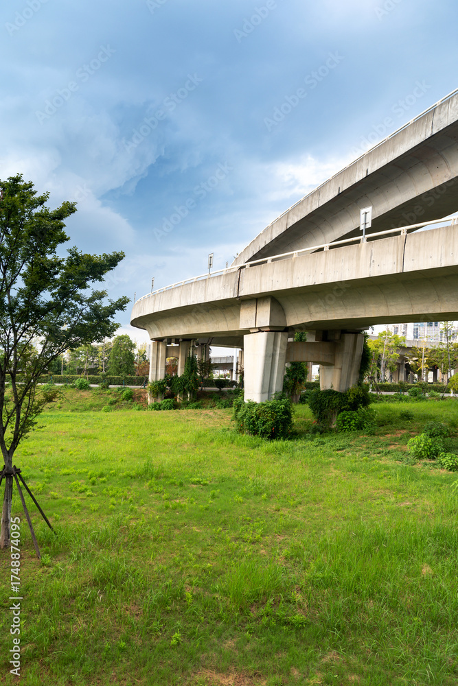 Obraz premium Concrete structure and asphalt road space under the overpass in the city