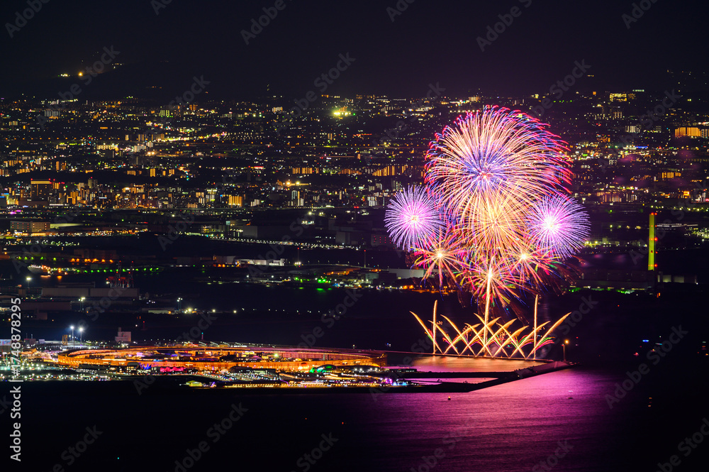 Fototapeta premium 六甲山からの万博会場と大阪の夜景と花火