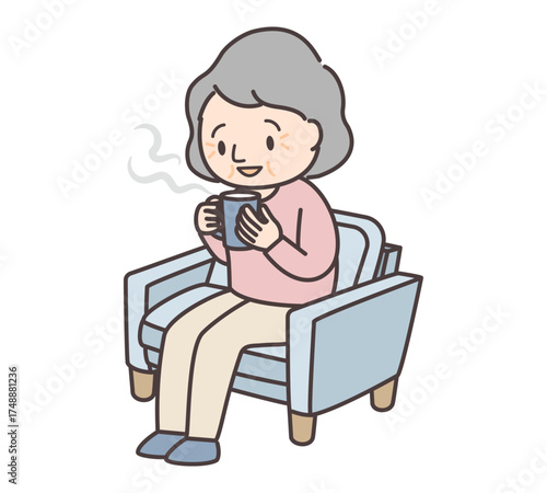 水色のソファに座ってコーヒーを飲むシニア女性