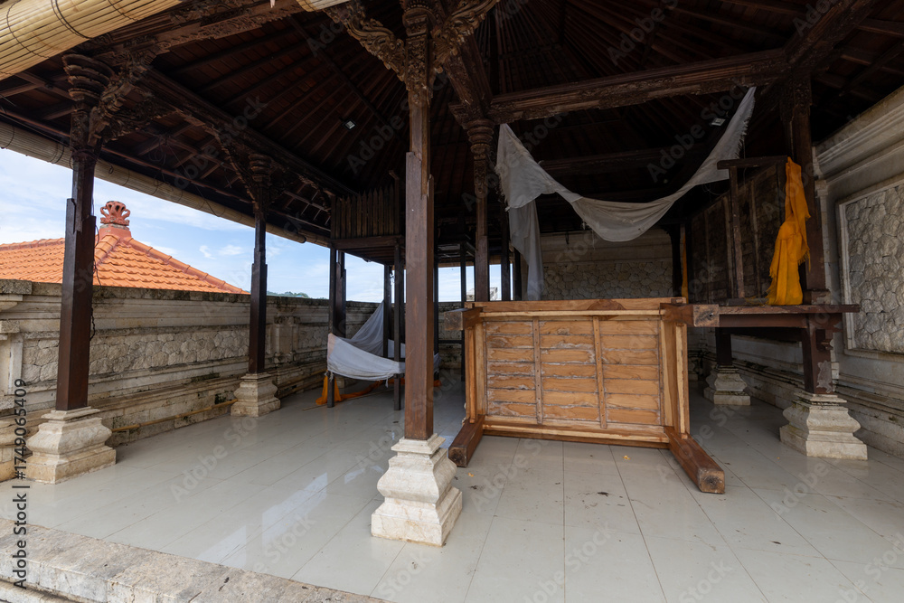 Fototapeta premium Wooden structure with a white canopy and a white bed