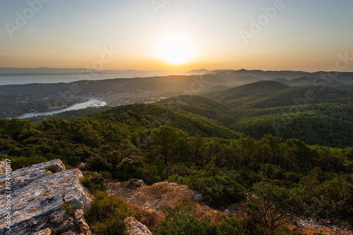 Obraz na plátně Sonnenaufgang über der Insel Korčula, der Halbinsel Pelješac und der kroatischen