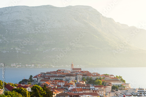 Cuadro en lienzo Die Altstadt von Korčula vor dem Gebirgsmasssiv des Sv