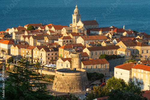 Blick auf die mittelalterlichen Gassen und Gebäude der historische Altstadt von Korcula vor der Insel Peljesac bei Sonnenuntergang, Süddalmatien, Kroatien
