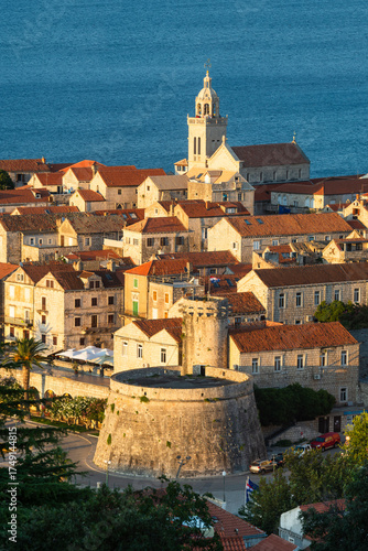 Blick auf die mittelalterlichen Gassen und Gebäude der historische Altstadt von Korcula vor der Insel Peljesac bei Sonnenuntergang, Süddalmatien, Kroatien