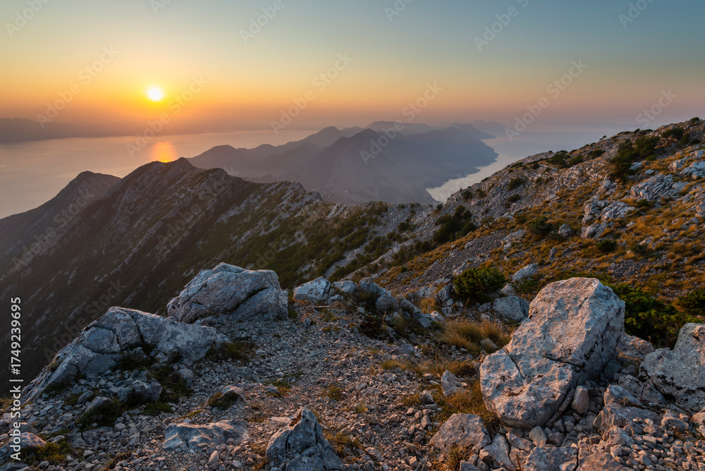 Fototapeta premium Sonnenaufgang über dem Gipfel des Berges Sv.Ilija auf der Halbinsel Pelješac und der Küste des kroatischen Festlands, Süddalmatien, Kroatien