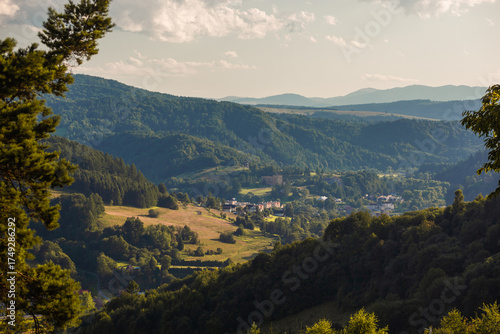 Fototapeta Naklejka Na Ścianę i Meble -  Panorama z Nowińskiej góry nad Muszyną.