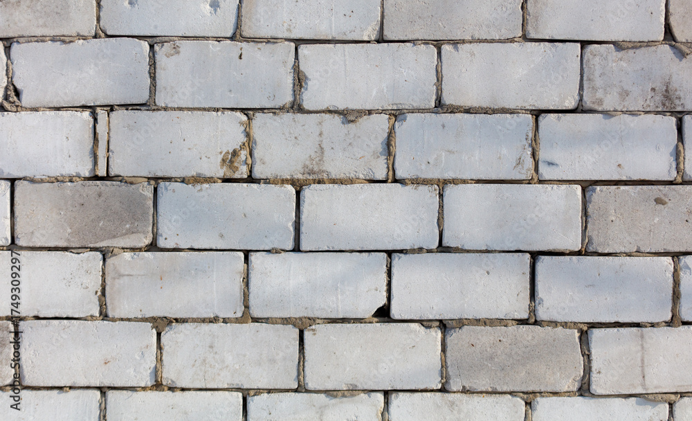 Obraz premium A brick wall with a few missing bricks