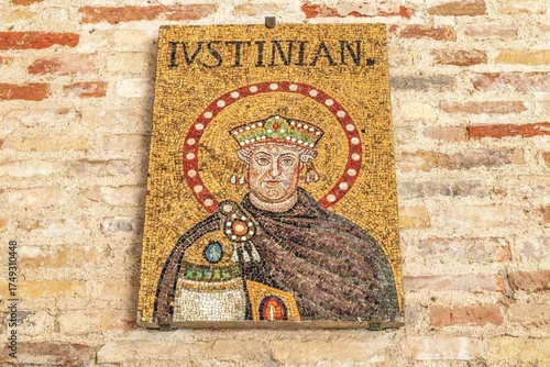 ravenna, italien - bildnis von kaiser justinian