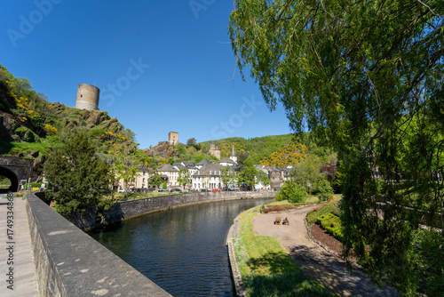 Village tourstique d'Esch-sur-Sûre et de son fleuve, Luxembourg, superbe paysage vu en bord du fleuve