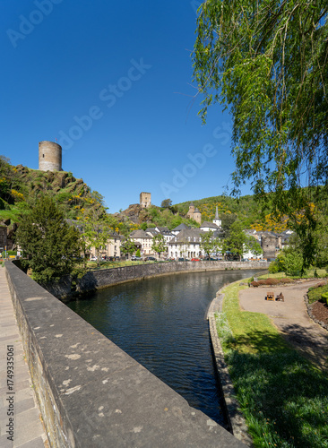 Village tourstique d'Esch-sur-Sûre et de son fleuve, Luxembourg, superbe paysage ve verticale en bord du fleuve