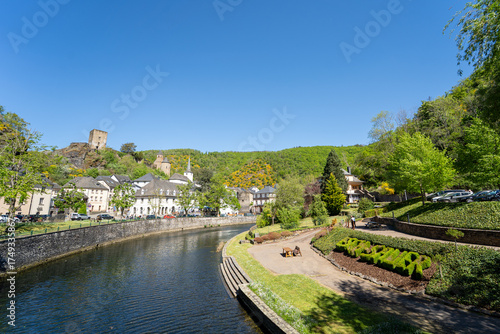 Village tourstique d'Esch-sur-Sûre et de son fleuve, Luxembourg, superbe paysage vu en bord du fleuve