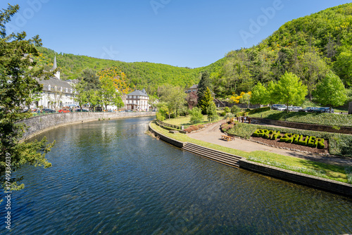 Village tourstique d'Esch-sur-Sûre et de son fleuve, Luxembourg, superbe paysage vu en bord du fleuve