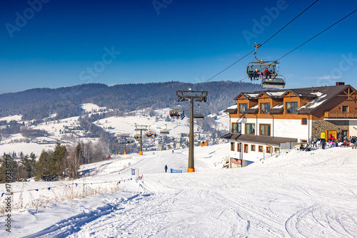 Stacja narciarska Master-Ski w Tyliczu zimą.