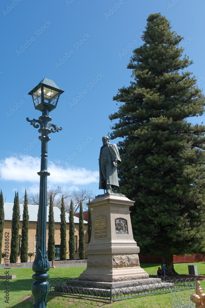 Fototapeta premium monument in the park