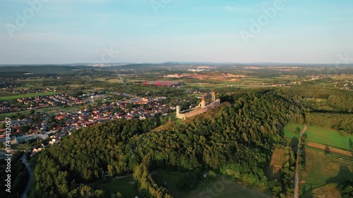 Chęciny, zamek królewski. Panorama w lecie z lotu ptaka