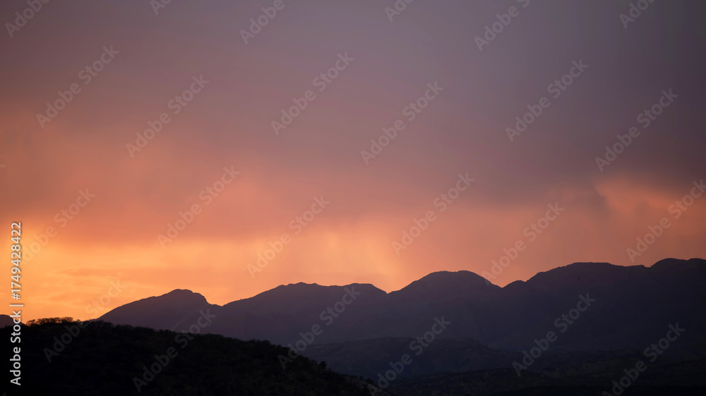 Fototapeta premium Lever du jour sur les montagnes à Windhoek en Namibie