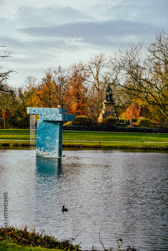Fotografía del lago con los árboles en tonos otoñales en Vondelpark, Amsterdam, Países Bajos.