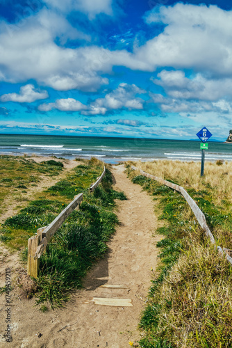 Fotografía del acceso a la playa de Whangamata en la Península de Coromandel, Nueva Zelanda.