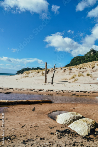 Fotografía de la playa de Hot Water Beach en la Península de Coromandel, Waikato, Nueva Zelanda.