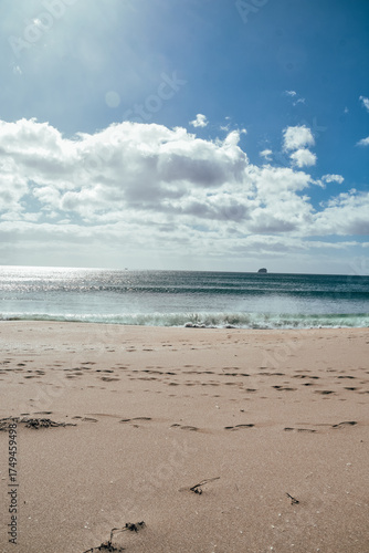 Fotografía del mar y la playa en Hot Water Beach, Coromandel, Nueva Zelanda.