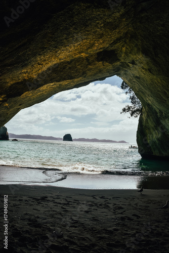 Fotografía de la cavidad de Cathedral Cove en la Península de Coromandel en Nueva Zelanda.