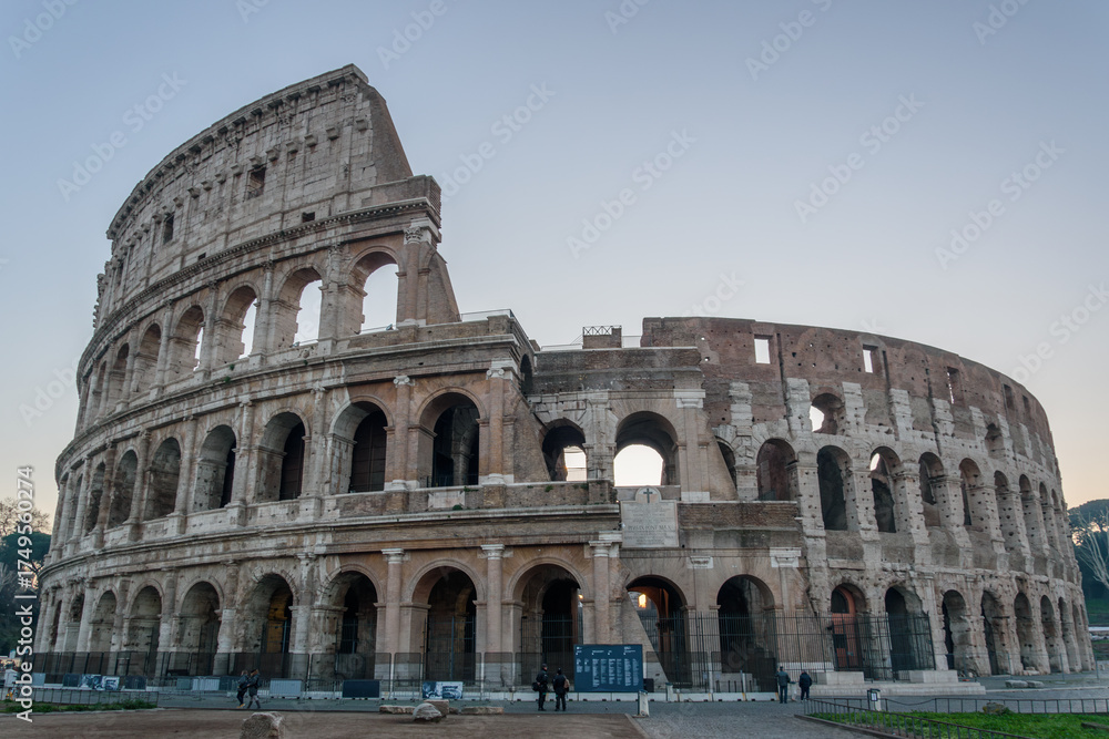 Fototapeta premium The Colosseum in Rome at Sunrise with Clear Sky