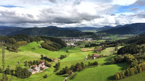 Blick auf Prinzbach im Schwarzwald, Deutschland, Luftaufnahme, Oktober 2025