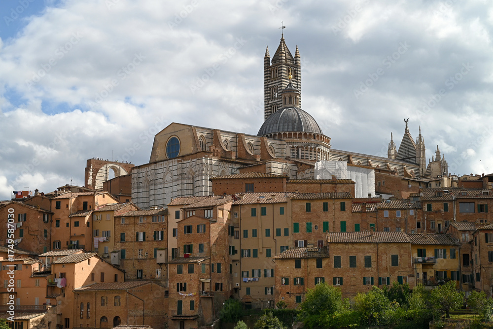 Fototapeta premium Vue générale de Sienne avec la cathédrale Santa Maria Assunta