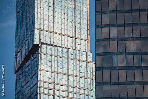 Foto mirrored windows of the facade of an office building