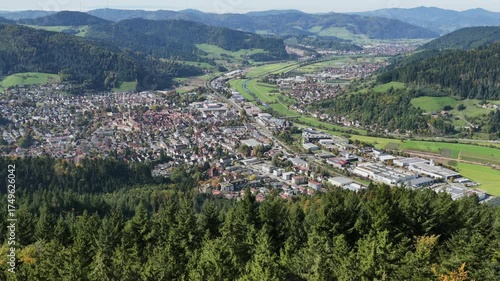 Blick auf Haslach im Schwarzwald, Luftfotografie, Deutschland, Oktober 2025