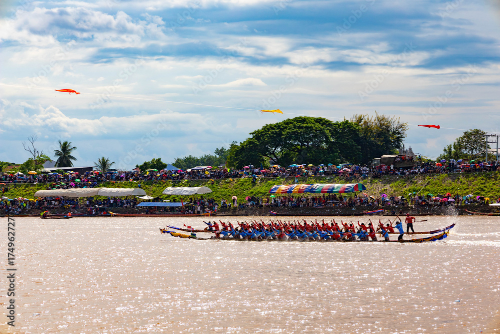 Obraz premium The Laos boat racing festival exemplifies the concept of boat racing in Asia by combining spiritual reverence, community unity, and athletic competition during the end of Buddhist Lent