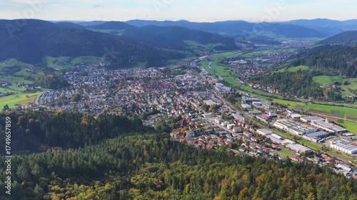 Blick auf Haslach im Schwarzwald, Luftfotografie, Deutschland, Oktober 2025