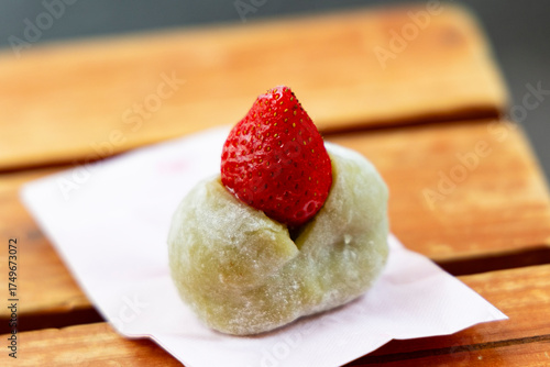 Mochi  verde con Fragola rossa, tipico  dolce Giapponese 
