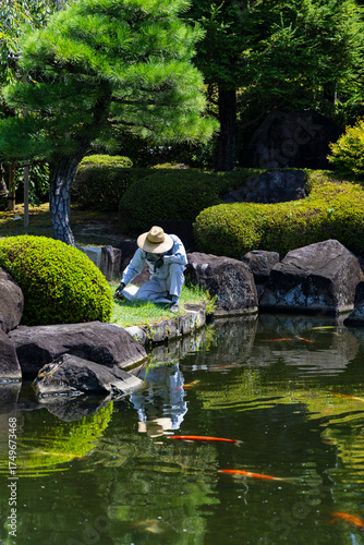 giardiniere in un giardino giapponese taglia il prato