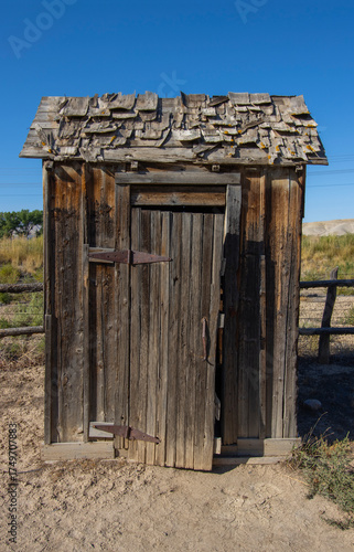 Obraz na plátně An old, abandoned outhouse