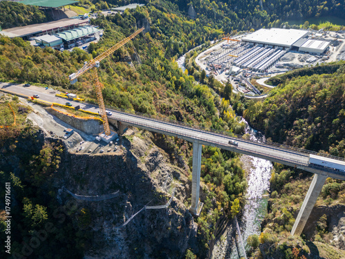 Fotografía The Brenner Base Tunnel BBT construction site in Varna, Alto Adige, with cranes and machinery set against the stunning backdrop of the Alps