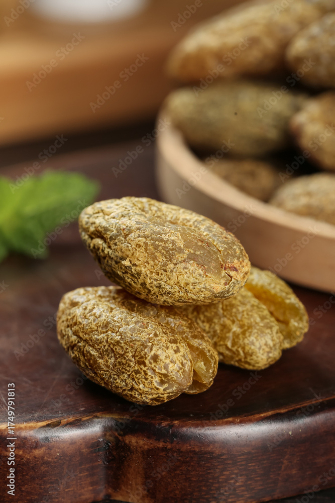 Obraz premium Raw Peanuts in Shells on Wooden Surface - Natural Healthy Snack Food Ingredients