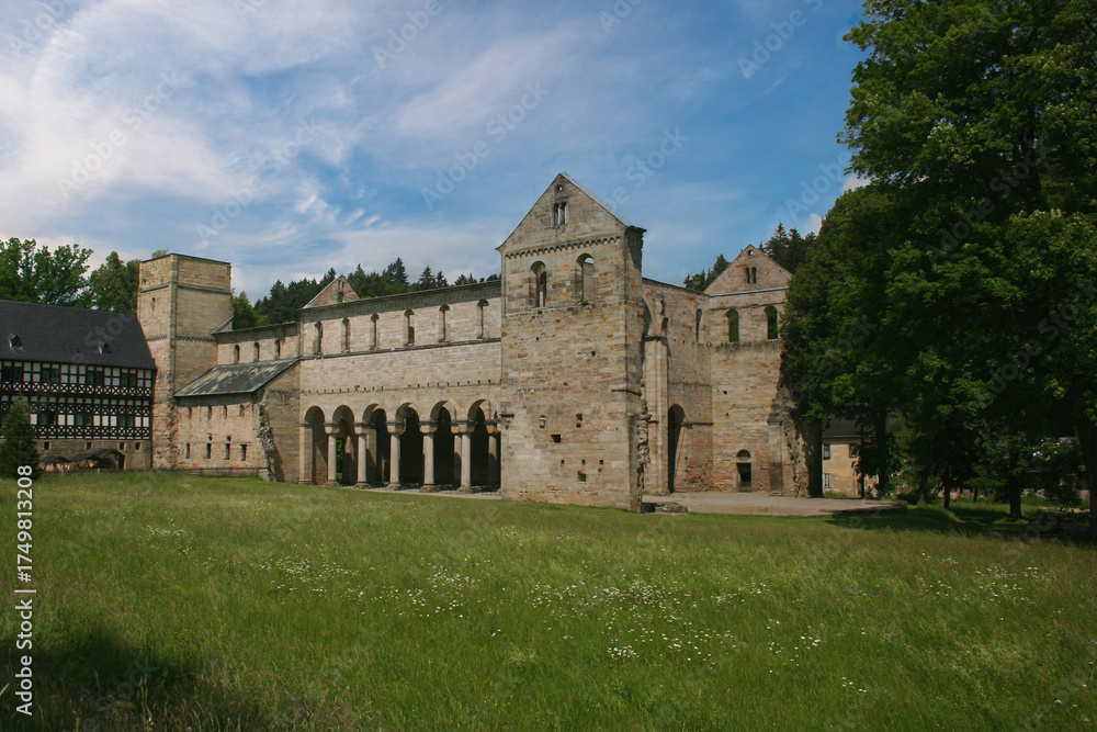 Fototapeta premium Blick auf das Kloster Paulinzella mit Jagdschloss in Thüringen